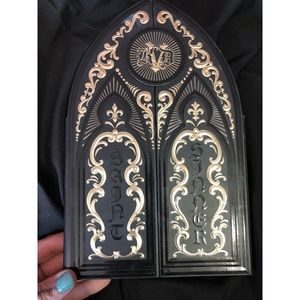 LIMITED EDITION KAT VON D SAINT AND SINNER PALETTE
